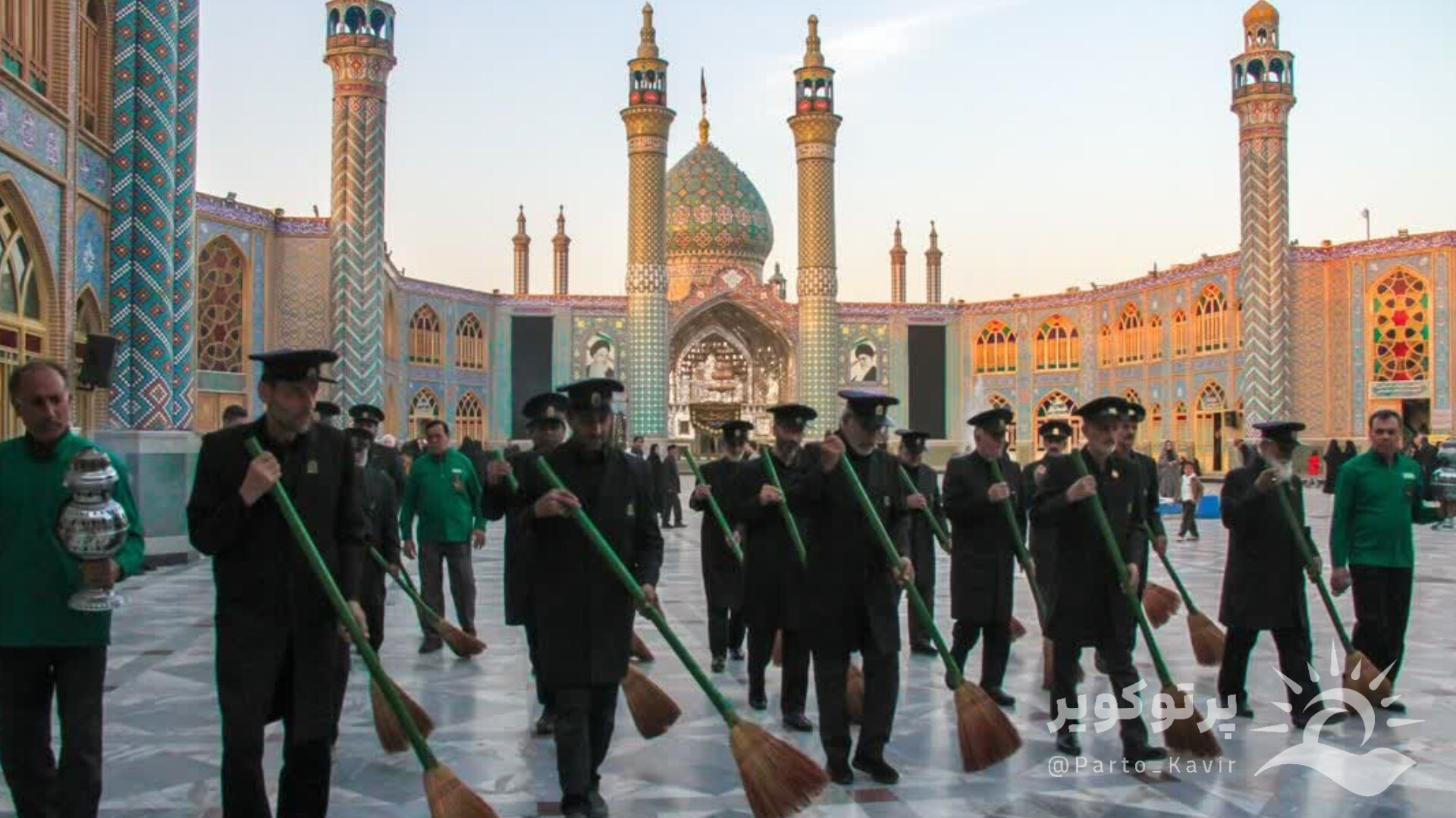 مراسم جارو زنی خدام افتخاری حرم مطهر حضرت محمد هلال بن علی بن ابیطالب