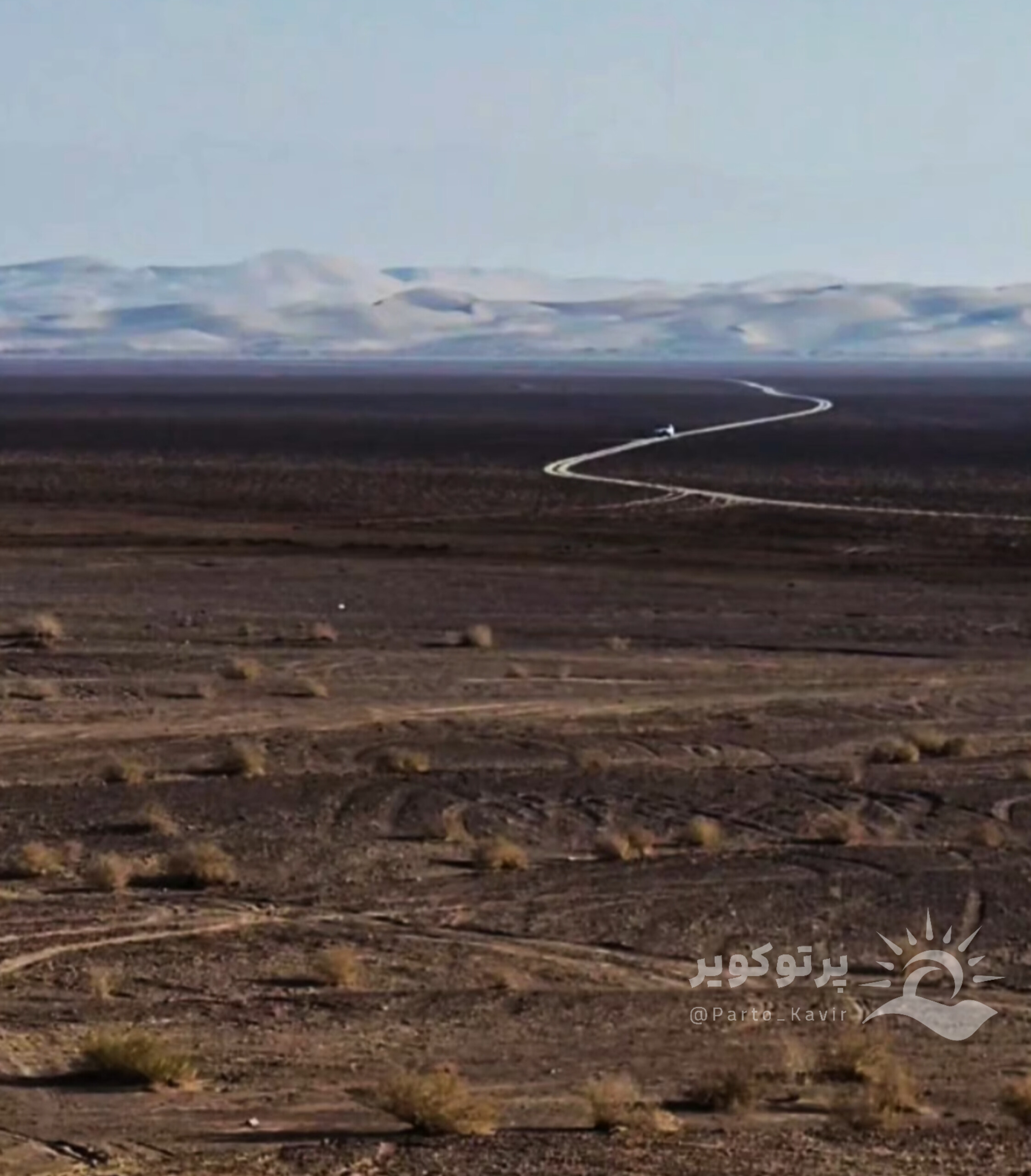 قابی زیبا از جزیره سرگردان دریاچه نمک آران و بیدگل و نوار یک بلند مرنجاب 