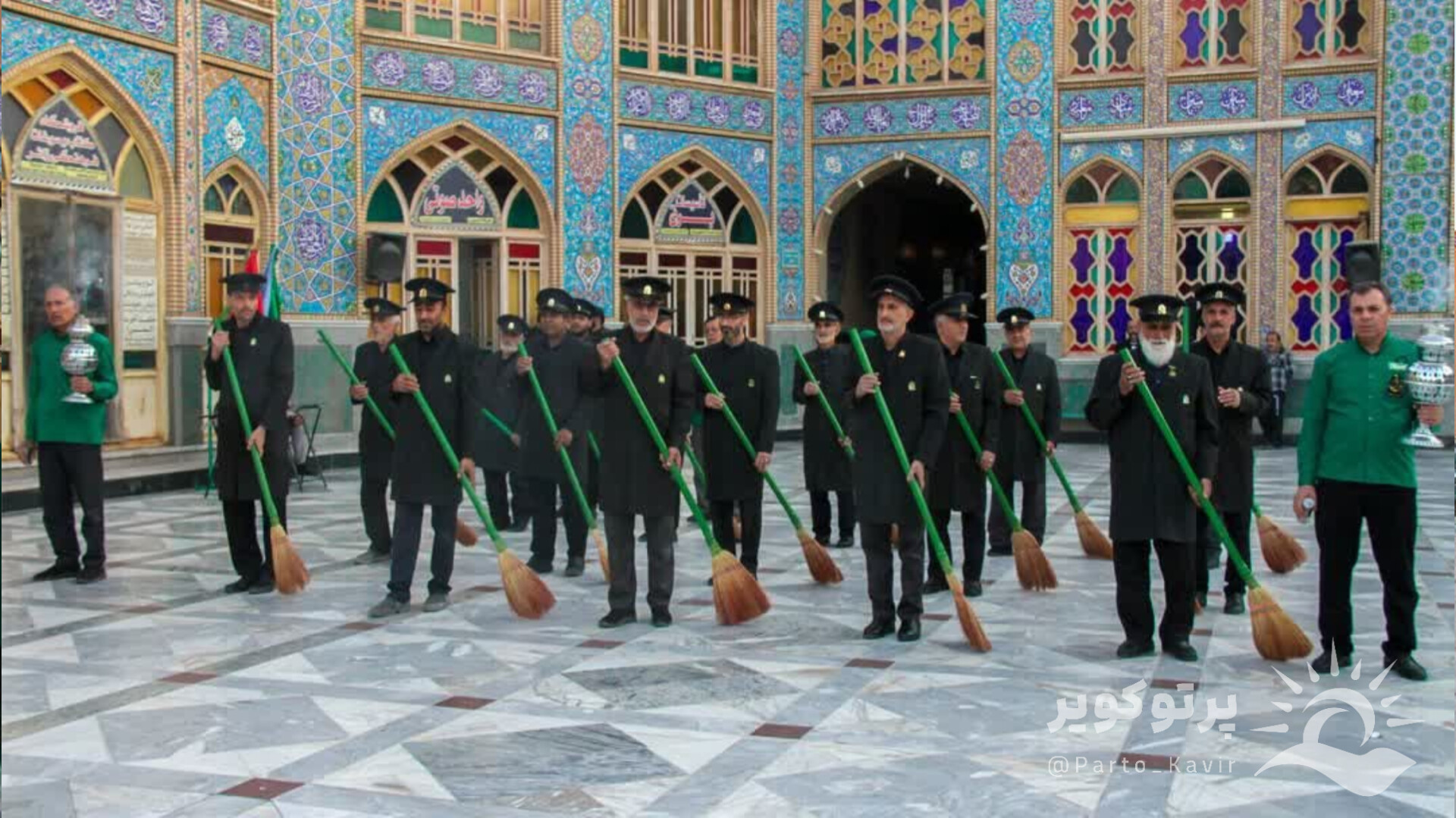 مراسم جارو زنی خدام افتخاری حرم مطهر حضرت محمد هلال بن علی بن ابیطالب