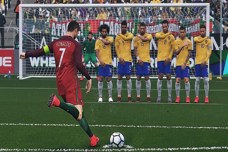 بازیکن در حال زدن ضربه پنالتی در بازی فوتبال PES