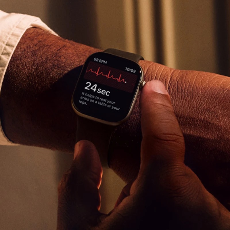 «اپل واچ سری ۱۱ با بدنه‌ی آلومینیومی ۴۶ میلی‌متری و بند سیلیکونی مشکی، نمایشگر روشن و طراحی باریک»