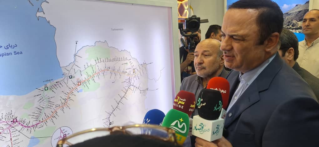 دبیر شورای‌عالی مناطق آزاد از غرفه منطقه آزاد ماکو بازدید کرد