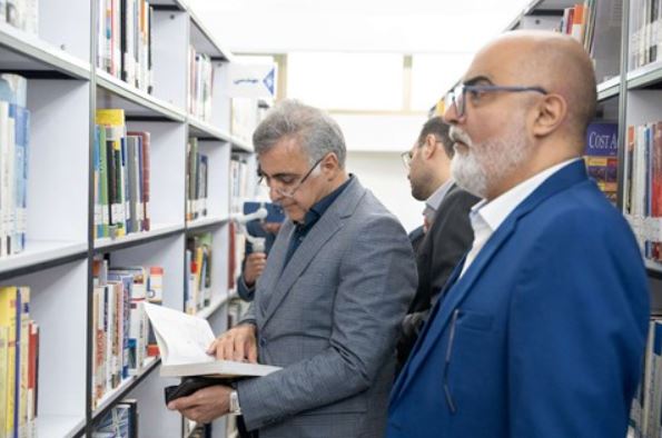 بازدید مدیرعامل گروه توسعه پتروایران از کتابخانه عمومی پارک‌شهر به مناسبت روز کتاب و کتاب‌خوانی