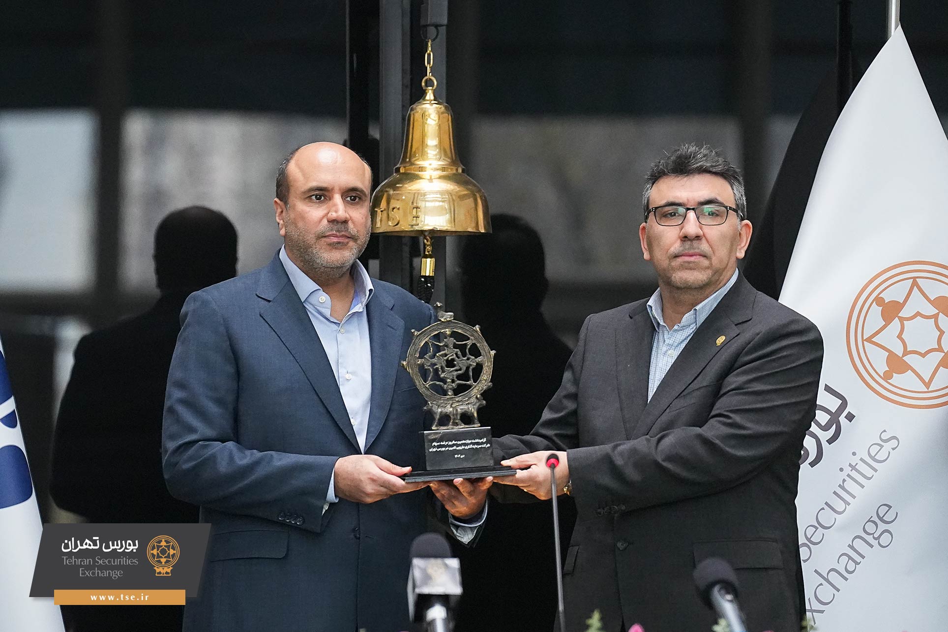 دوازده سال پس از عرضه اولیه؛ حضور بزرگ ترین هلدینگ دارویی در بورس تهران