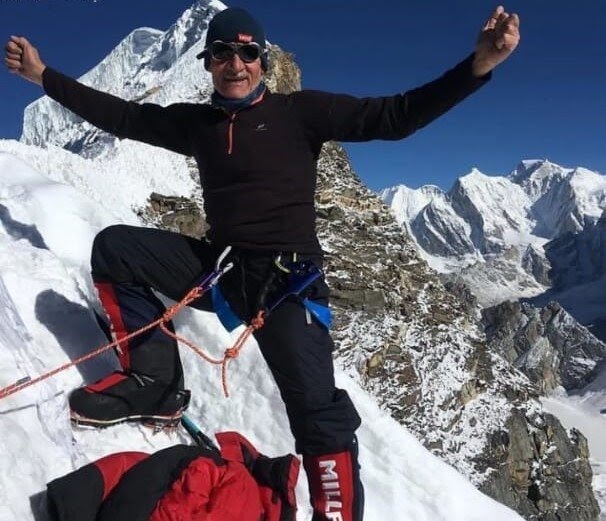کوهنورد ۶۳ ساله ایرانی از شهرستان دماوند بام دنیا را فتح کرد