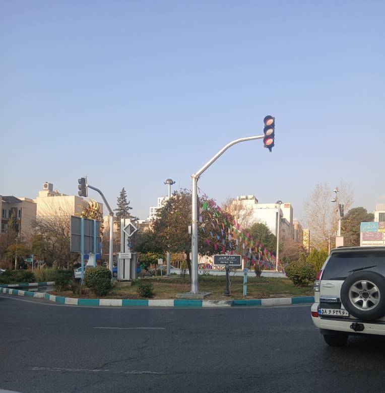 بازسازی و نوسازی چراغ‌های راهنمایی و رانندگی در تقاطع‌های منطقه ۴