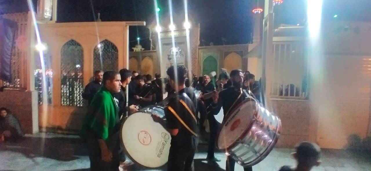 مشعل‌های عشق در حرم حضرت معصومه(س)؛ عزاداران قمی در آستانه‌ی سالگرد ارتحال امام خمینی(ره)