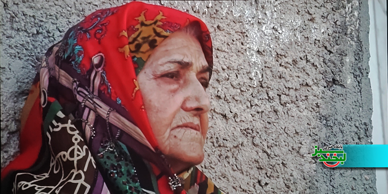 آن‌سوی درختان مستندی که می‌خواهد بایستد، اما زبانش می‌لغزد