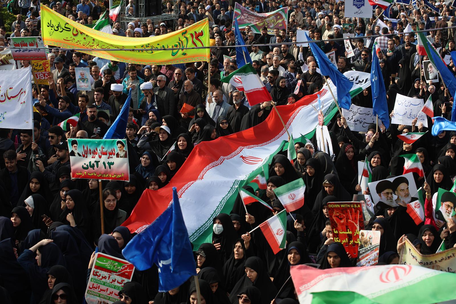 تصاویر | راهپیمایی سیزده آبان در رشت