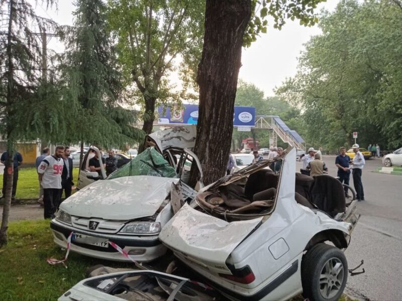 مرگ سه نفر بر اثر برخورد خودرو با درخت در رشت