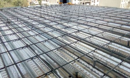 محدودیت‌های پروژه را در تعیین زمان اجرای سقف عرشه فولادی