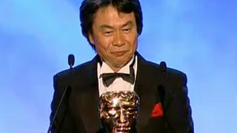 معرفی بزرگان: شیگرو میاموتو، پدربزرگ بازی‌های ویدیویی در حال دریافت جایزه ی بفتا