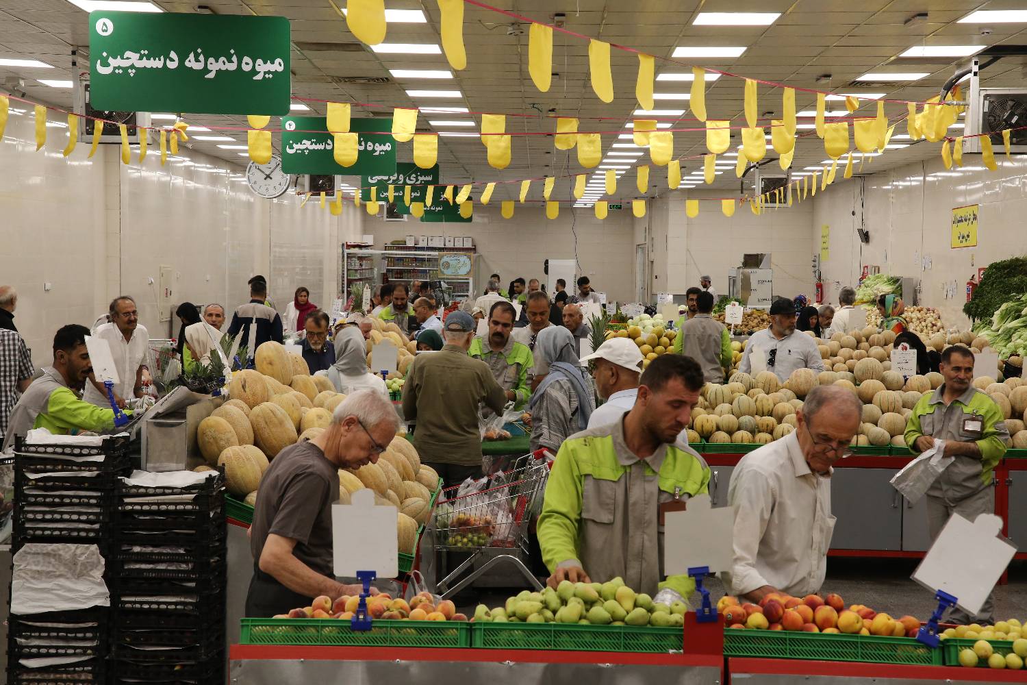 تمامی میادین و بازارهای میوه و تره‌بار در روز شنبه فعال است