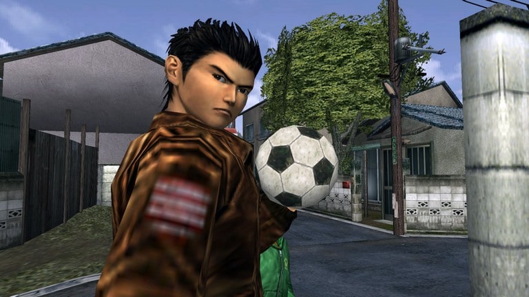 بررسی بازی Shenmue ریو از بازی شنمو توپ فوتبال را با دست چپ گرفته و نگاه غضب آلود به پشت سر می کند