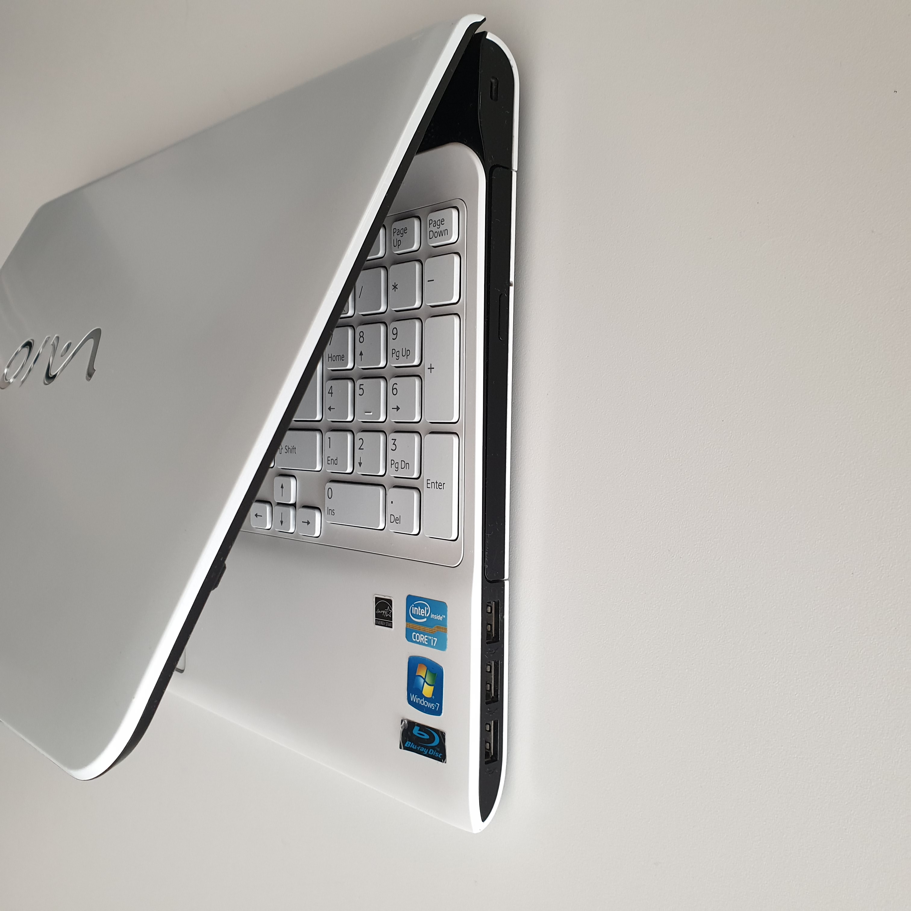 لپ تاپ بی نظیر و بسیار زیبا و سفید از کمپانی فوق معتبر سونی  «Sony Vaio SVE151B11N» 