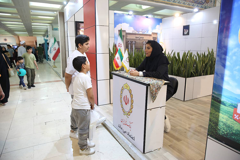 استقبال نوجوانان از غرفه کانون جوانه ها در نمایشگاه کتاب