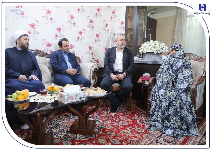 دیدار مدیرعامل بانک صادرات ایران با مادر و خانواده «شهید محمدنبی محمدی»