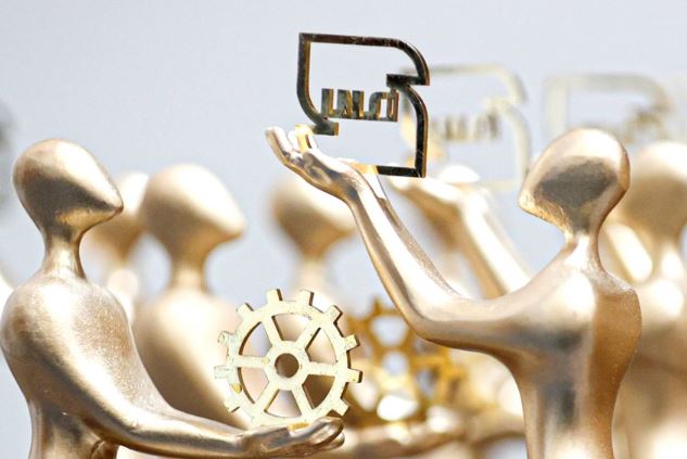 نفت پاسارگاد واحد نمونه کیفی کشور شد/ درخشش نفت پاسارگاد در مراسم روز استاندارد با حضور رئیس‌جمهور