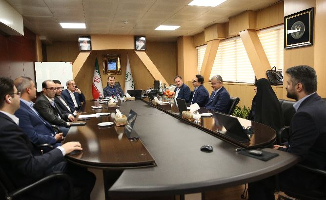 تکریم یادگاران شهدا در بیمه البرز به مناسبت هفته دفاع مقدس