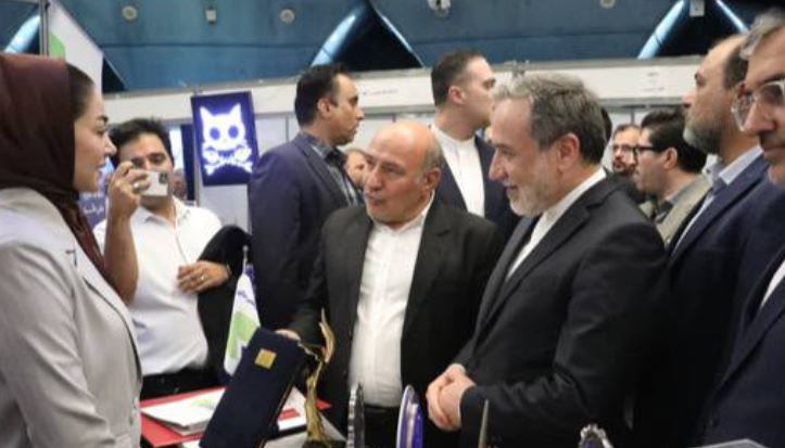 بازدید وزیر امور خارجه از غرفه منطقه آزاد ماکو در همایش ملی توانمندی‌های مناطق آزاد