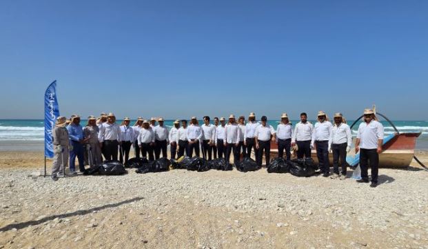 پاکسازی ساحل شیرینو با همکاری پتروشیمی سبلان، شهرداری و شورای اسلامی این شهر به مناسبت روز جهانی محیط زیست