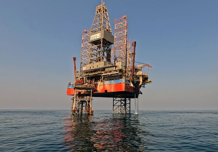 جابجایی سکوی حفاری DCI-1 به میدان گازی بلال در شرایط دشوار جوی به پایان رسید