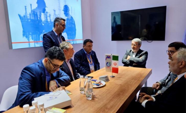 دکتر رحمانی فضلی سفیر جمهوری اسلامی ایران در چین از غرفه پتروشیمی زاگرس بازدید کرد