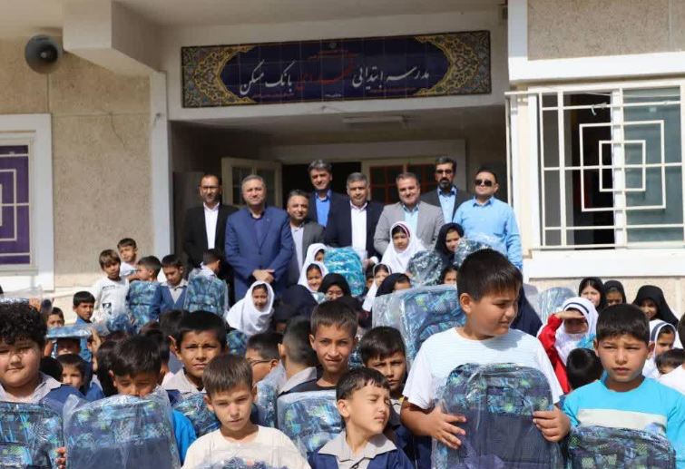 اهدای کیف به دانش‌آموزان مدرسه شهدای بانک مسکن استان گلستان