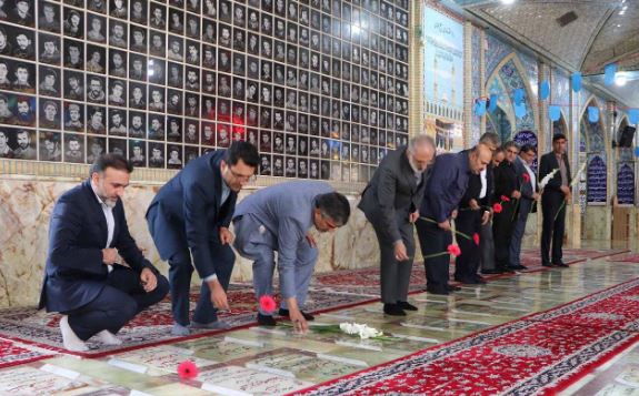 ادای احترام مدیرعامل بانک مسکن و هیات همراه به مقام شهدا/تاکید دکتر خورسندیان بر تلاش در جهت سربلندی ایران اسلامی