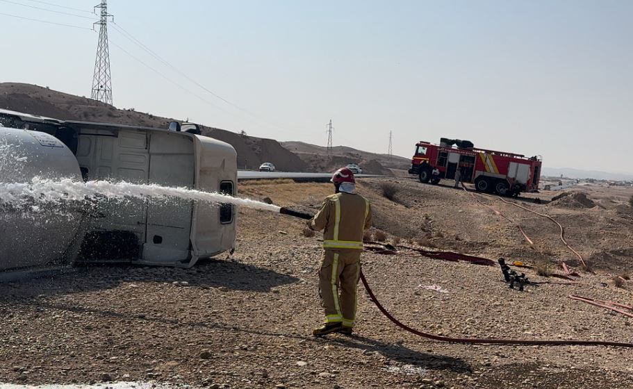 مهار حادثه واژگونی تانکر بنزین توسط آتش‌نشانی بیدبلند خلیج فارس در محور رامهرمز – بهبهان