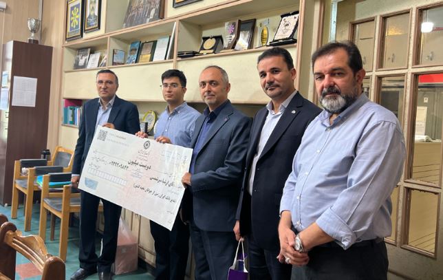 تقدیر بانک ایران‌زمین از دارنده مدال المپیاد جهانی نجوم