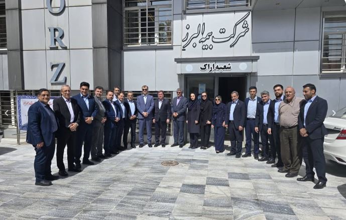 رضایت مندی بیمه گذاران و تکریم مشتریان محور توسعه شعب است