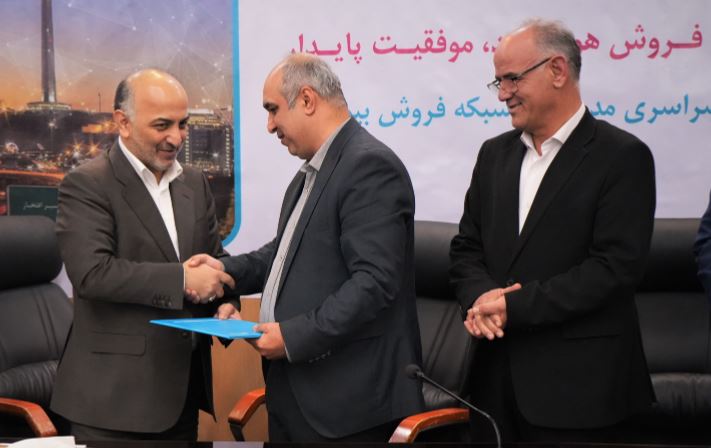 در حاشیه همایش مدیران شعب بیمه دی انجام شد؛ مراسم تکریم و تودیع بهمن برزگر از شرکت بیمه دی