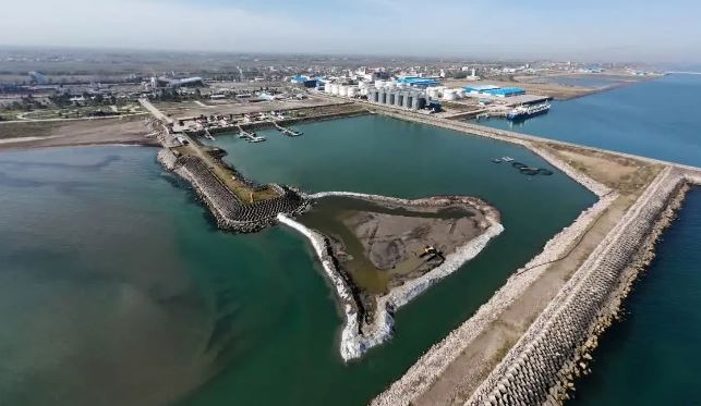 آغاز عملیات لایروبی اسکله مارینا بعد از رکوددرراستای کمک به فعالین اقتصادی