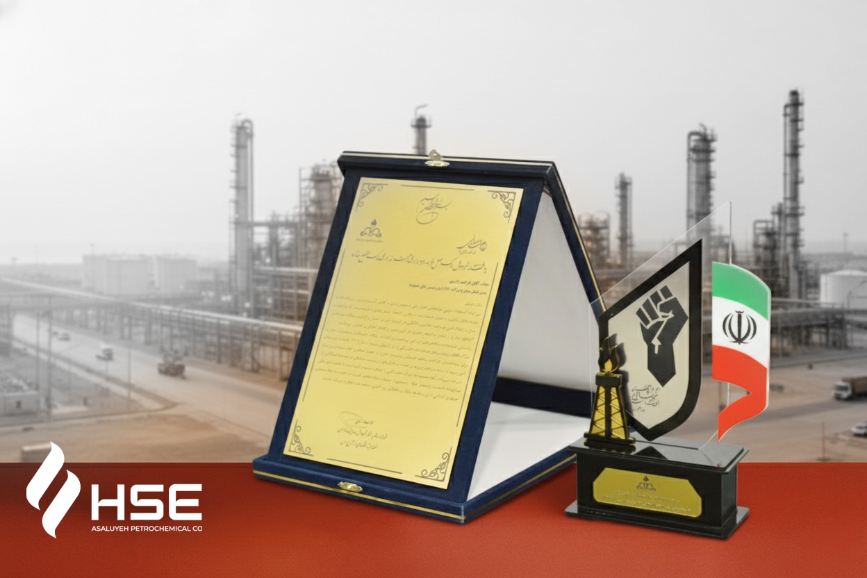 دریافت تندیس و لوح افتخار  شرکت برتر در پدافند غیرعامل منطقه پارس جنوبی