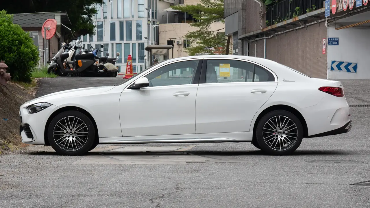 مرسدس بنز C200L, مشخصات فنی مرسدس بنز C200L, عکس مرسدس بنز C200L, بررسی مرسدس بنز C200L, امکانات مرسدس بنز C200L, قیمت مرسدس بنز C200L, ثبت نام مرسدس بنز C200L