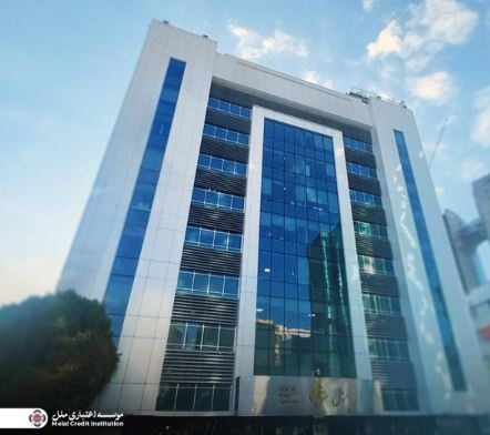 لوح تقدیر رئیس بنیاد شهید و امور ایثارگران منطقه یک شمیرانات به مدیرعامل موسسه اعتباری ملل