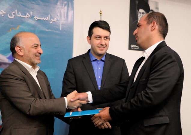 از جاری شدن اشک شوق برنده زنجانی تا باور نکردن برنده شدن شهروند ایلامی / جوایز برندگان جشنواره عید تا عید بیمه دی اهدا شد