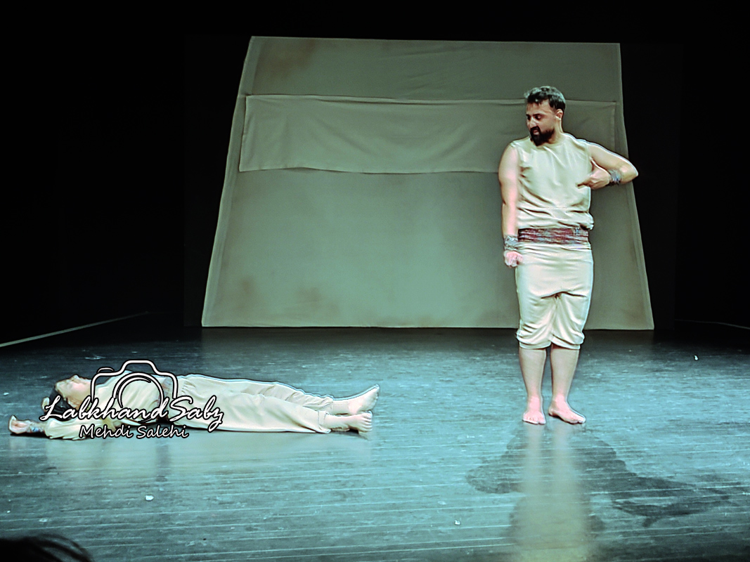 عکس تئاتر به زور – لبخند سبز 