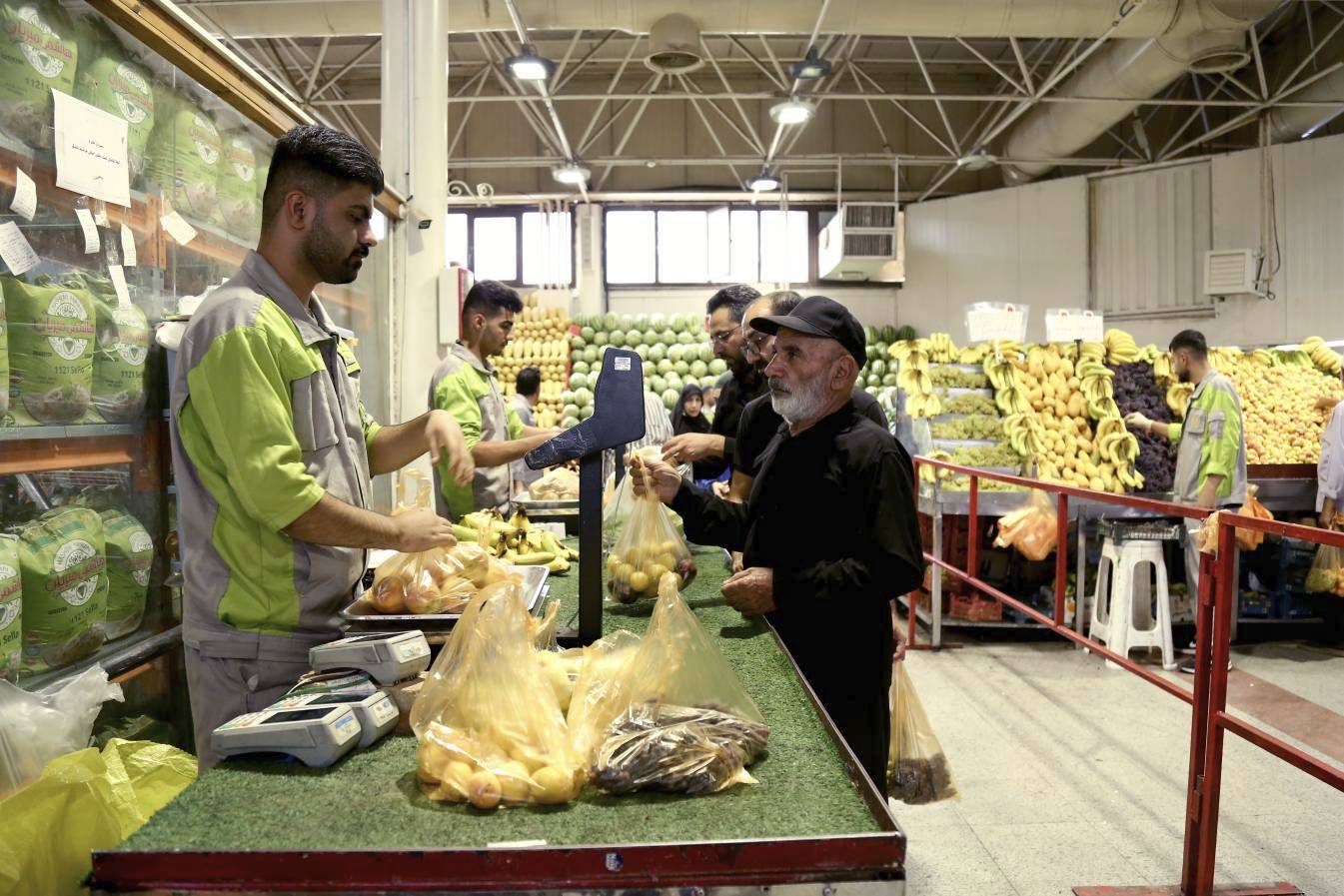 آیا میوه و ترهبار وانتیها ارزانتر از میادین و بازارهای میوه و ترهبار است؟ / ارزان فروشی یا کمفروشی؛ مساله این است! آیا میوه و ترهبار وانتیها ارزانتر از میادین و بازارهای میوه و ترهبار است؟ / ارزان فروشی یا کمفروشی؛ مساله این است!