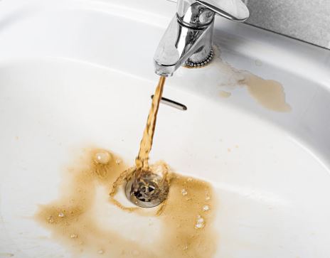 علت رنگی بودن آب واحد مسکونی بازیگر معروف چه بود؟