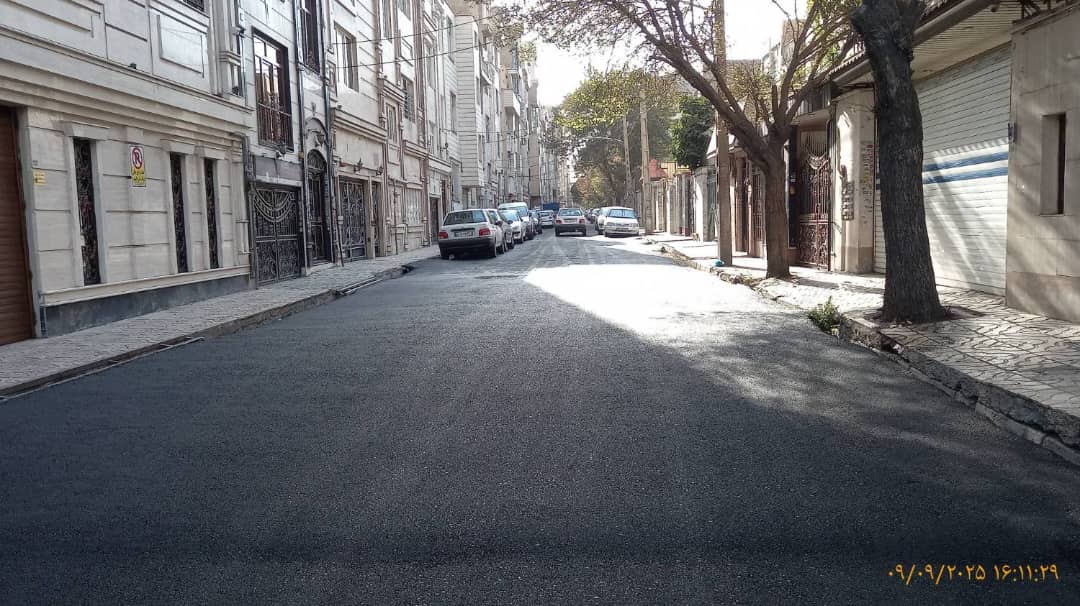 اجرای عملیات لکه‌گیری و روکش نیمه‌مکانیزه آسفالت در معابر منطقه ۱۹