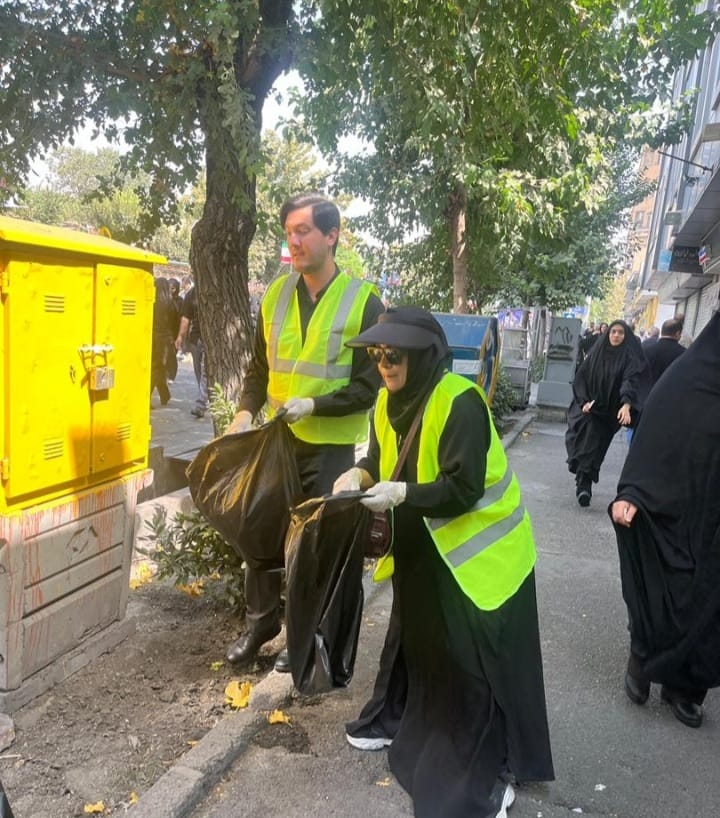 توزیع بیش از ۲ هزار لیوان چندبار مصرف در میان زائرین پیاده‌روی اربعین به منظور کاهش مصرف پلاستیک