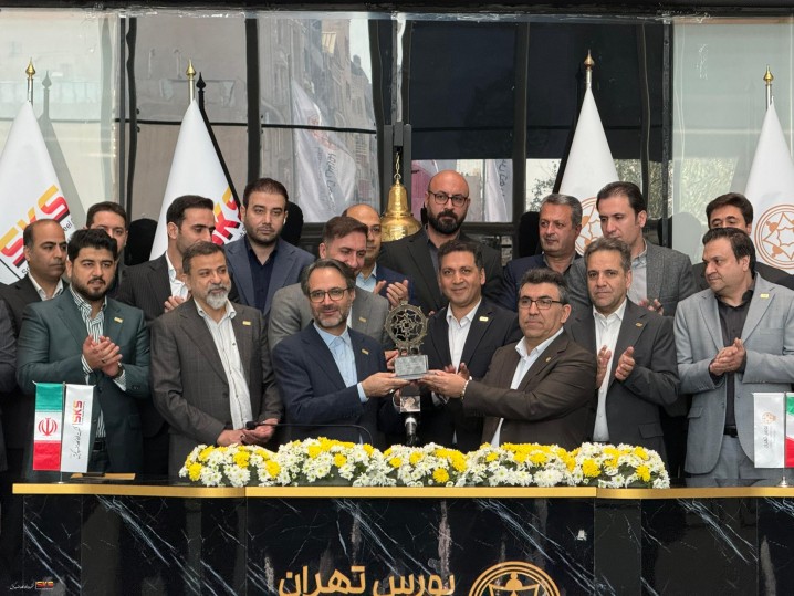 اهدای تندیس افتخار به”فولاد کاوه جنوب کیش“ از سوی مدیرعامل بورس تهران