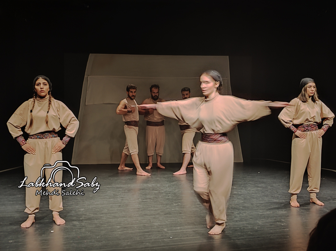 عکس تئاتر به زور – لبخند سبز 