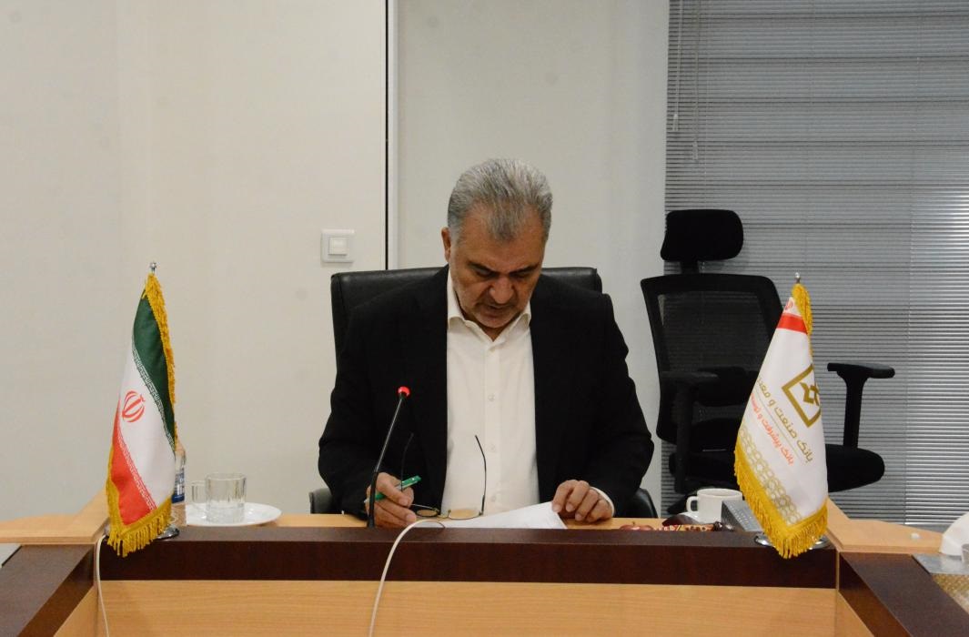 تأکید نماینده مدیرعامل بر وصول مطالبات و تقویت جذب منابع در نشست با شعبه فولاد بانک صنعت و معدن