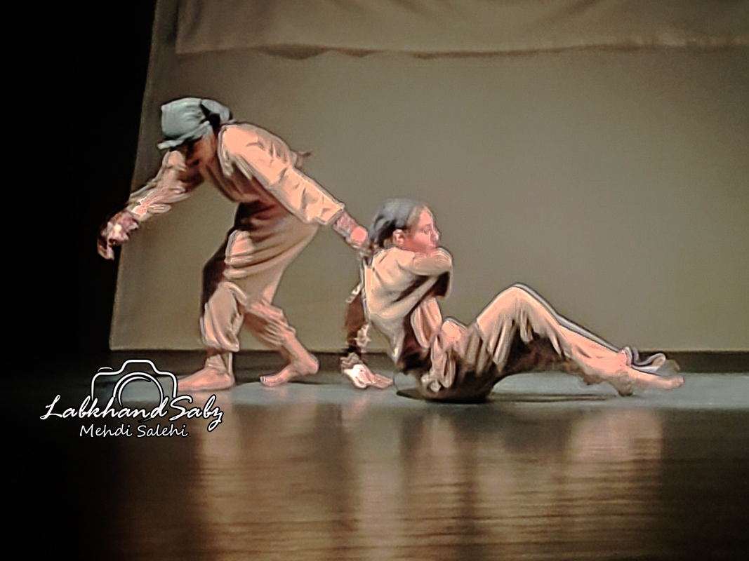 عکس تئاتر به زور – لبخند سبز 