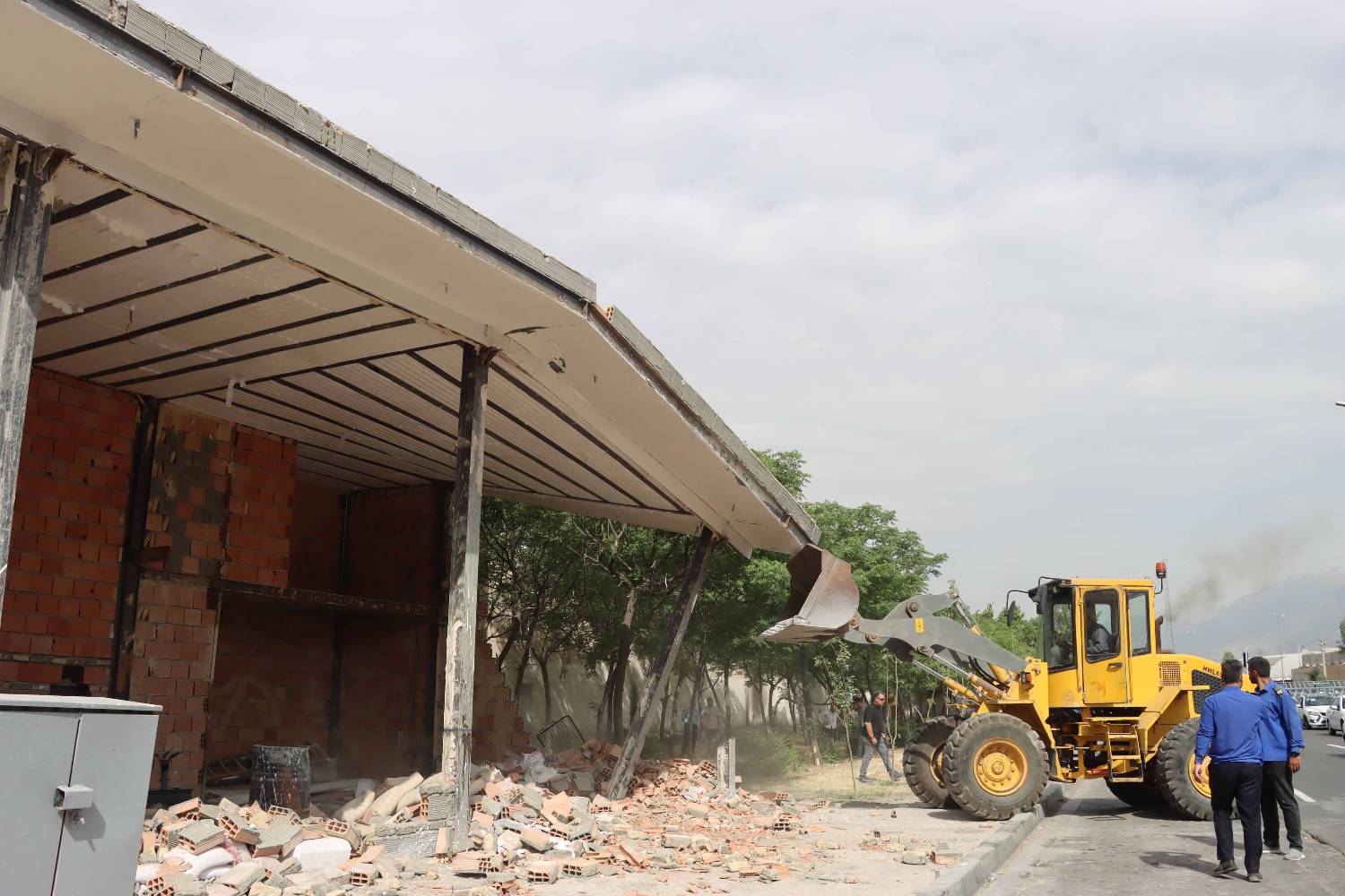 پس از رصد میدانی شهردار منطقه۴ انجام شد؛بیش از ۱۰ ساختمان غیر مجاز در شمال شرق تهران تخریب شد/ تداوم برخورد با ساخت و ساز غیرمجاز