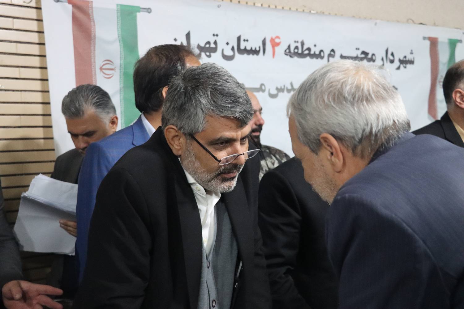 موسوی: حضور میدانی مدیران، مسیر پاسخگویی به شهروندان را کوتاه می‌کند/ برگزاری میز خدمت در مسجد شهرک فرهنگیان با حضور مسئولان کشوری و شهری