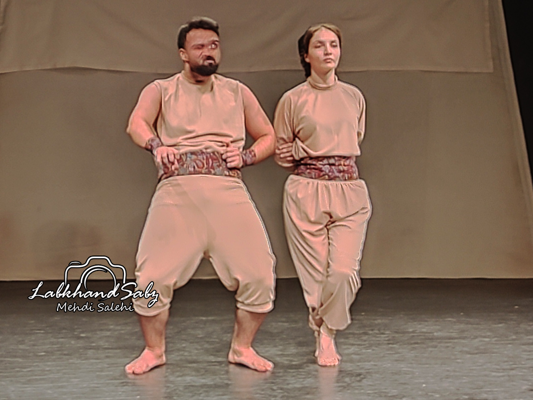 عکس تئاتر به زور – لبخند سبز 